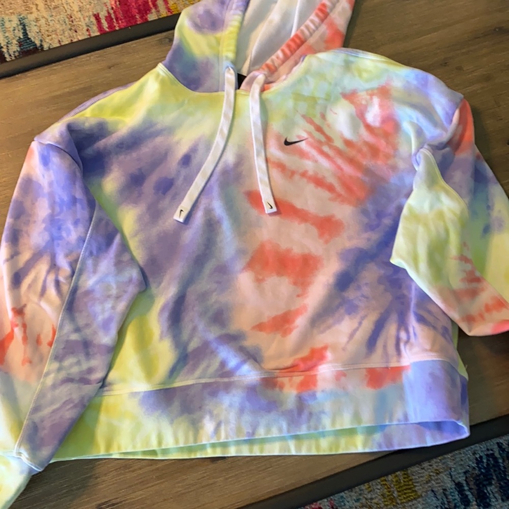 Nike women’s lightweight hooded sweatshirt